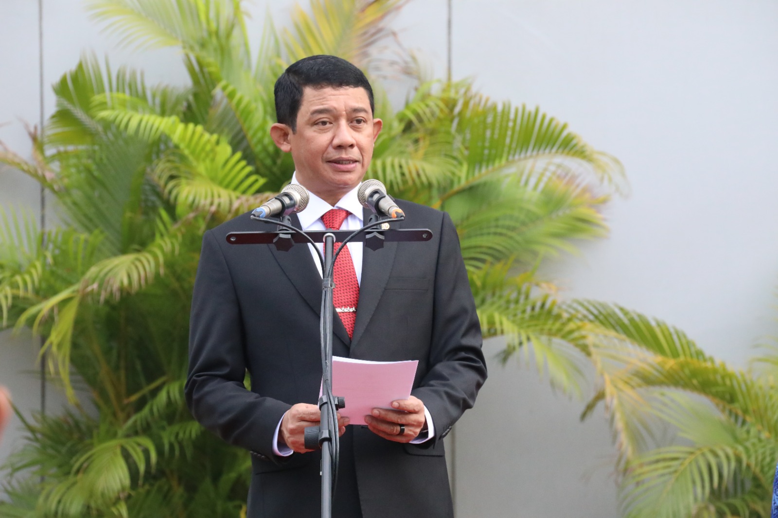 Kepala BNPB Letjen TNI Suharyanto, S. SOS., M.M. saat memberikan arahan pada upacara Peringatan Hari Pahlawan ke-78 tahun 2023 di halaman Graha BNPB, Jakarta pada Jumat (10/11).